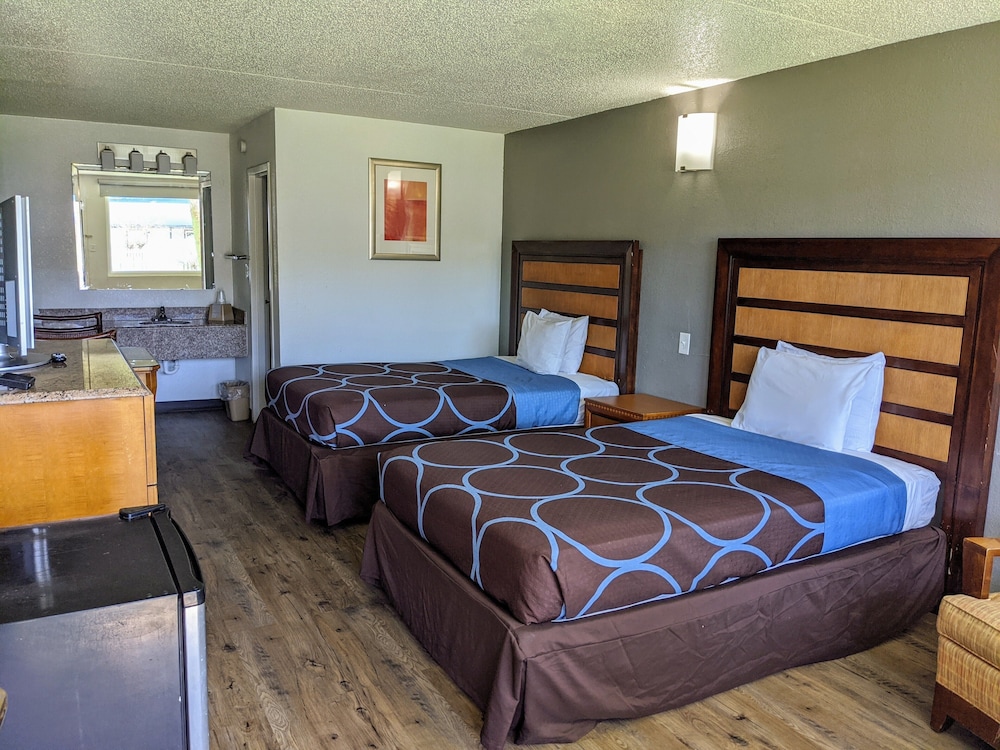 STANDARD, 2 QUEEN BEDS