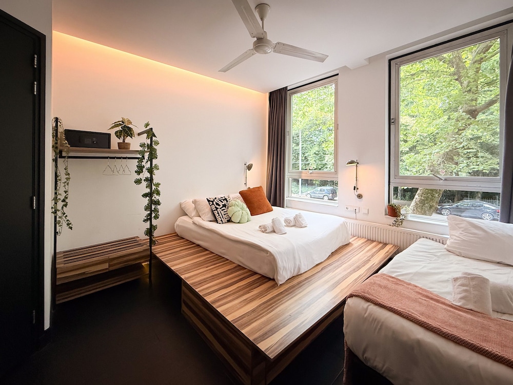 غرفة ثلاثية بسرير مزدوج وسرير فردي، De Pijp Boutique Hotel 3/10