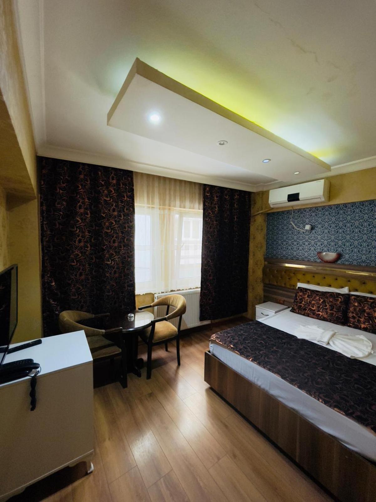 ROOM, DOUBLE BED