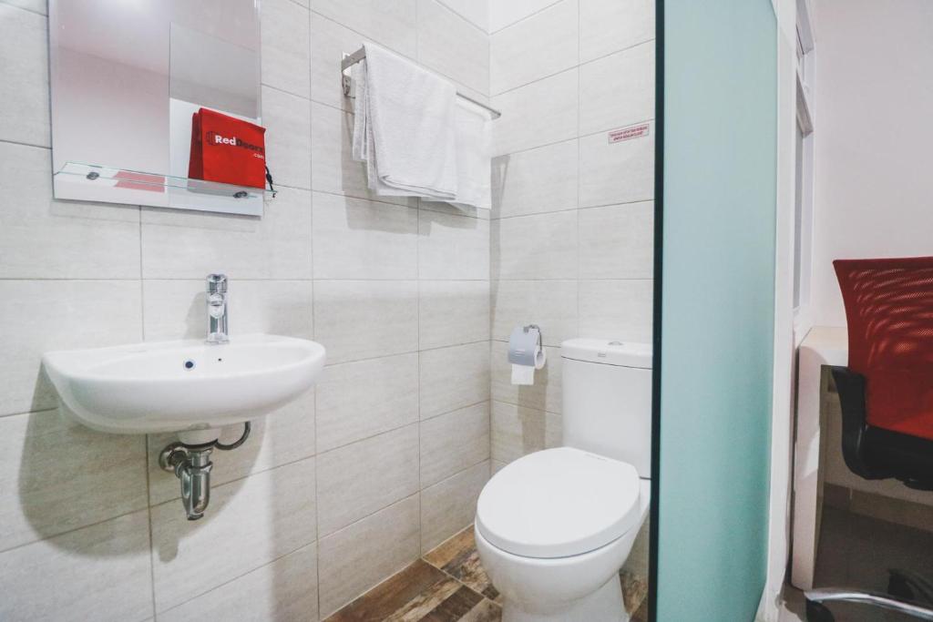 RedDoorz Plus near Living Plaza Jababeka 30/35