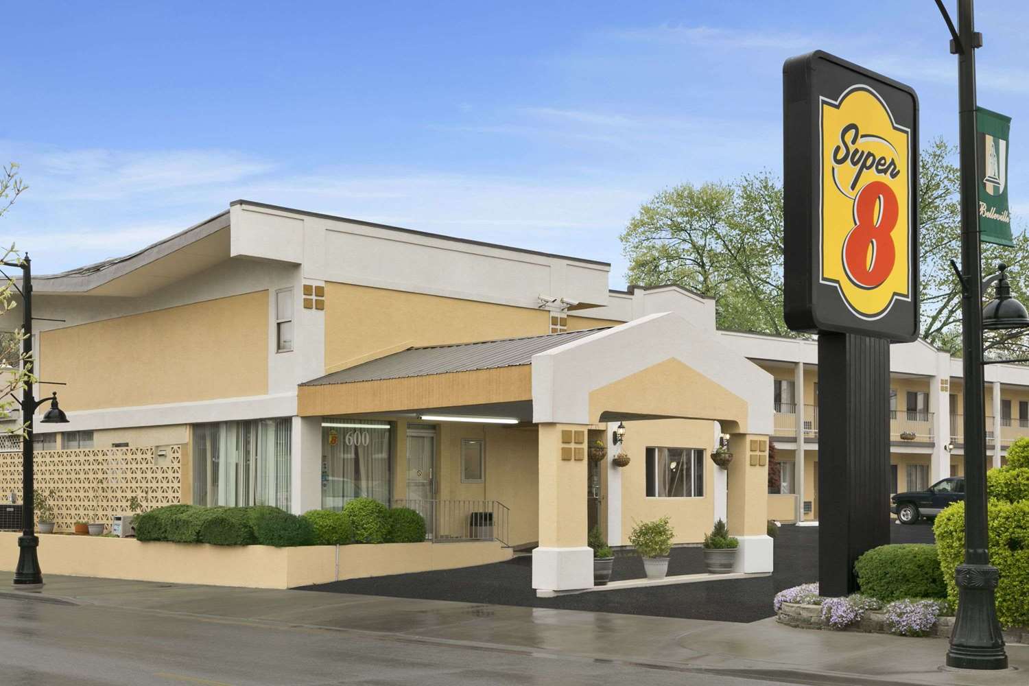 Super 8 by Wyndham Belleville IL/St. Louis Area 1/7