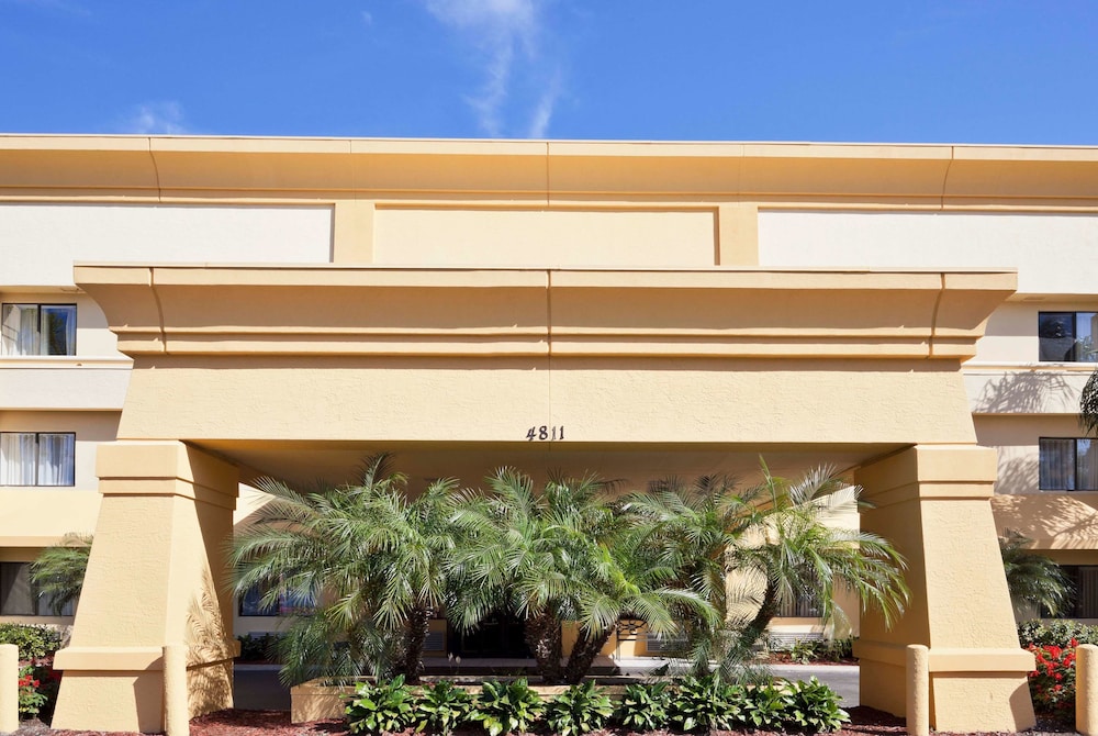 La Quinta Inn & Suites by Wyndham Tampa Fairgrounds - Casino 7/43