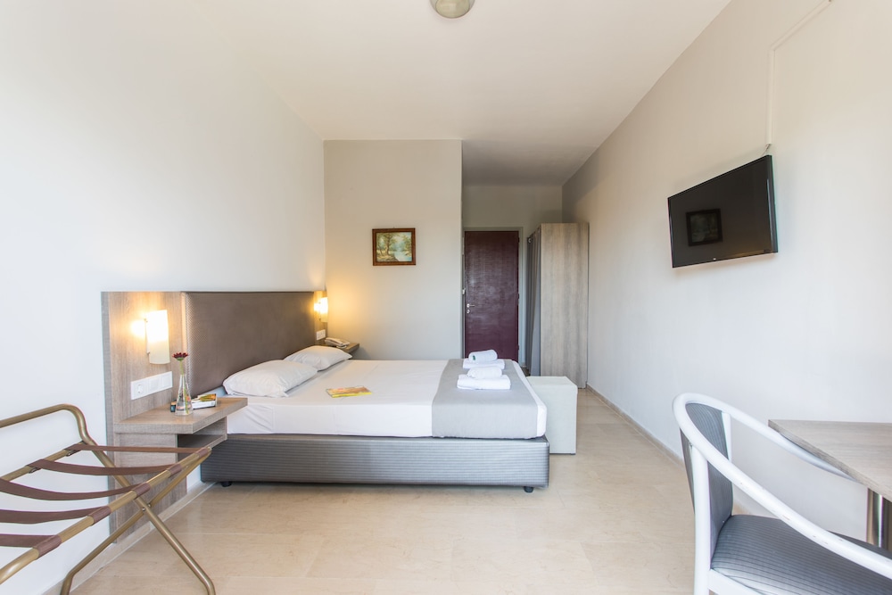 Silver Bay Hotel 25/62