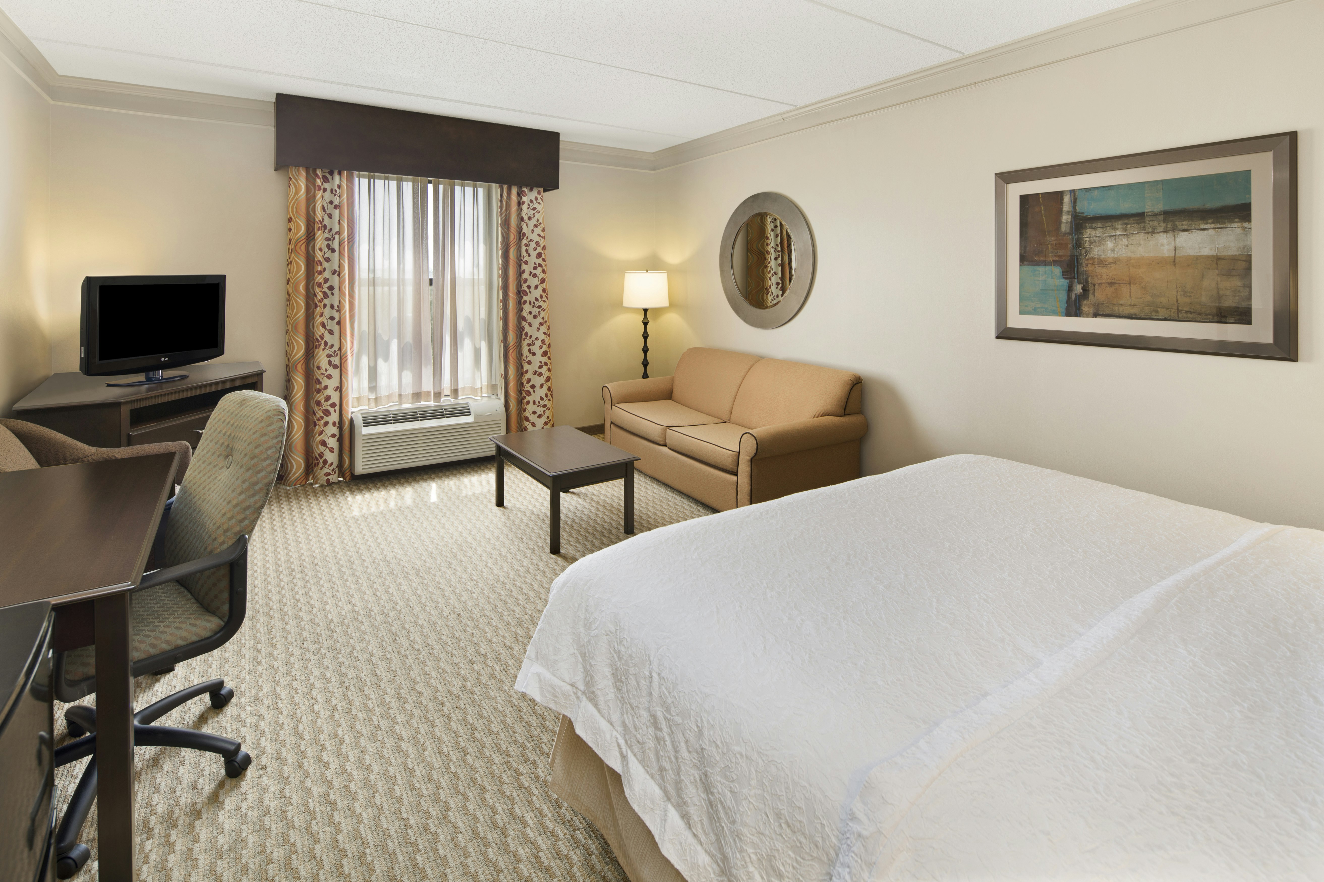 غرفة بسرير كينج مع أريكة، Hampton Inn Columbia I20 Clemson Road Hotel 2/3