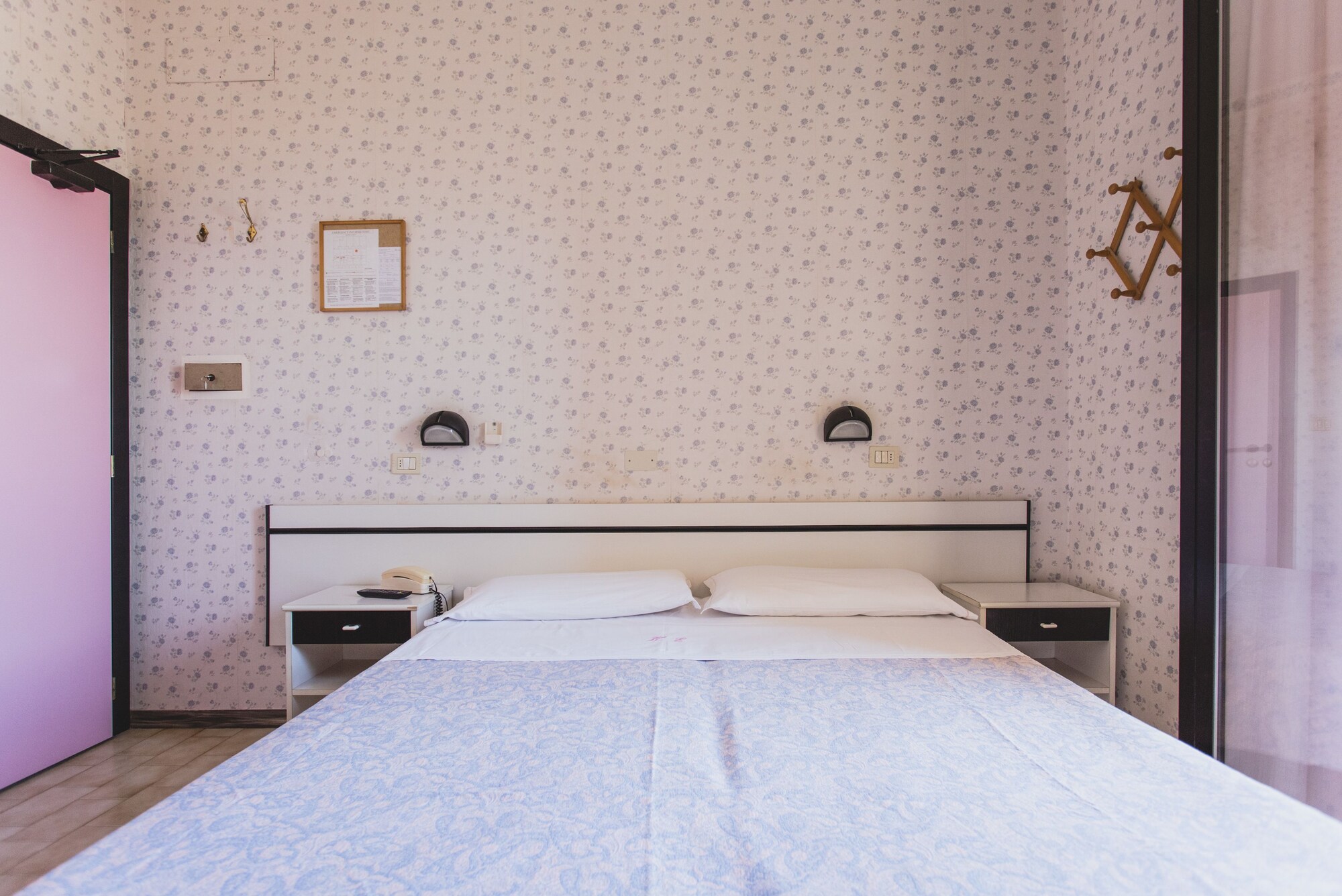 ROOM, DOUBLE OR TWIN BED