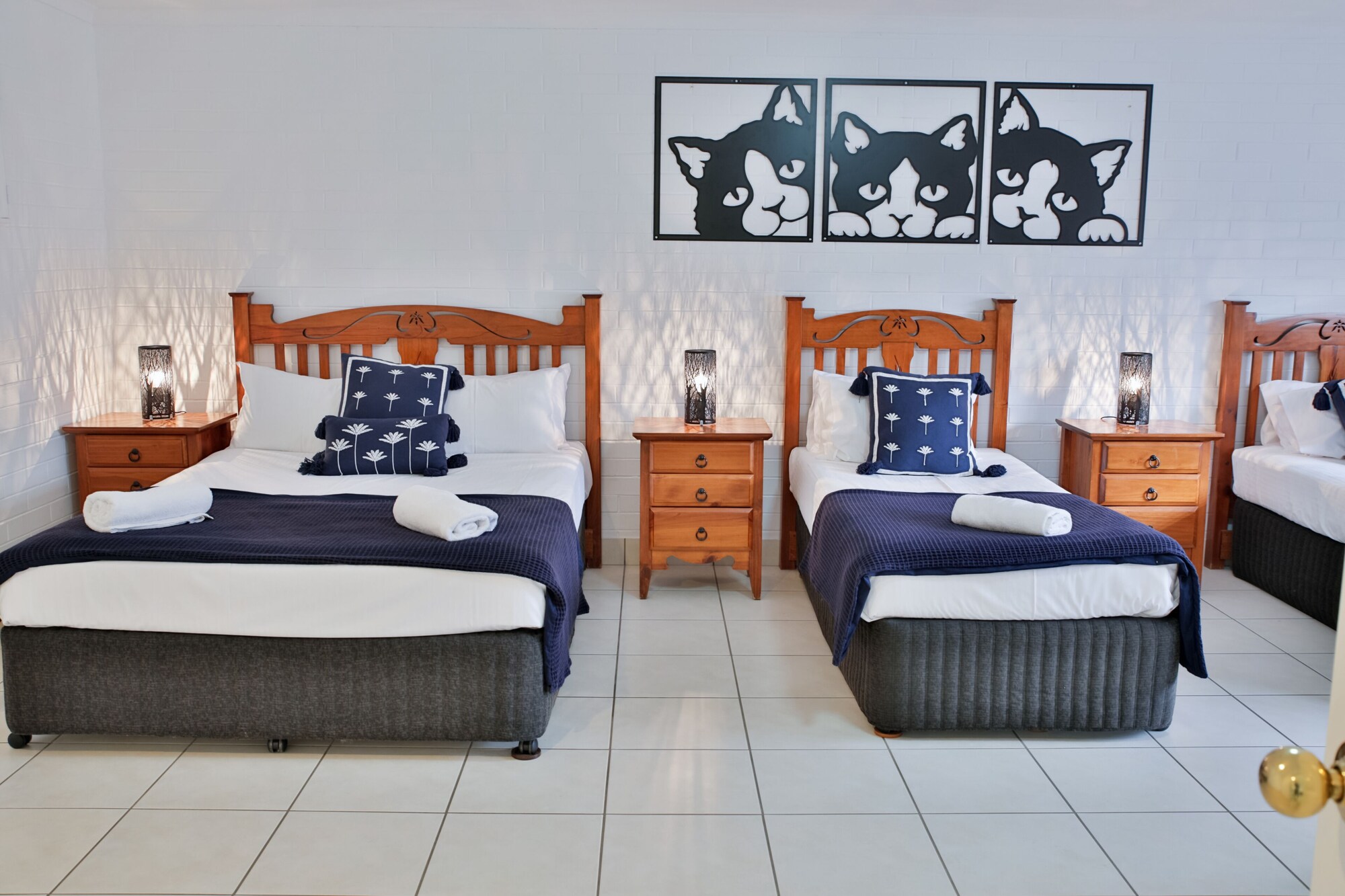 FAMILY, TWIN BEDS, 2 QUEEN BEDS