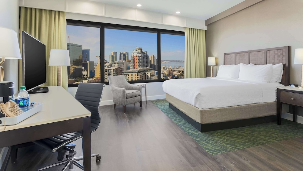 STANDARD, KING BED, CITY VIEW