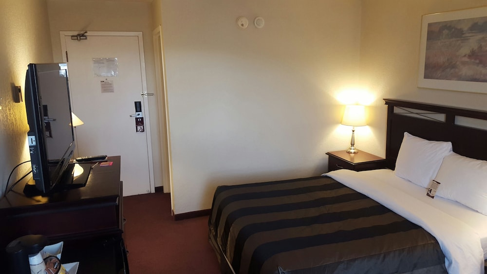 Travelodge by Wyndham Regina 12/65