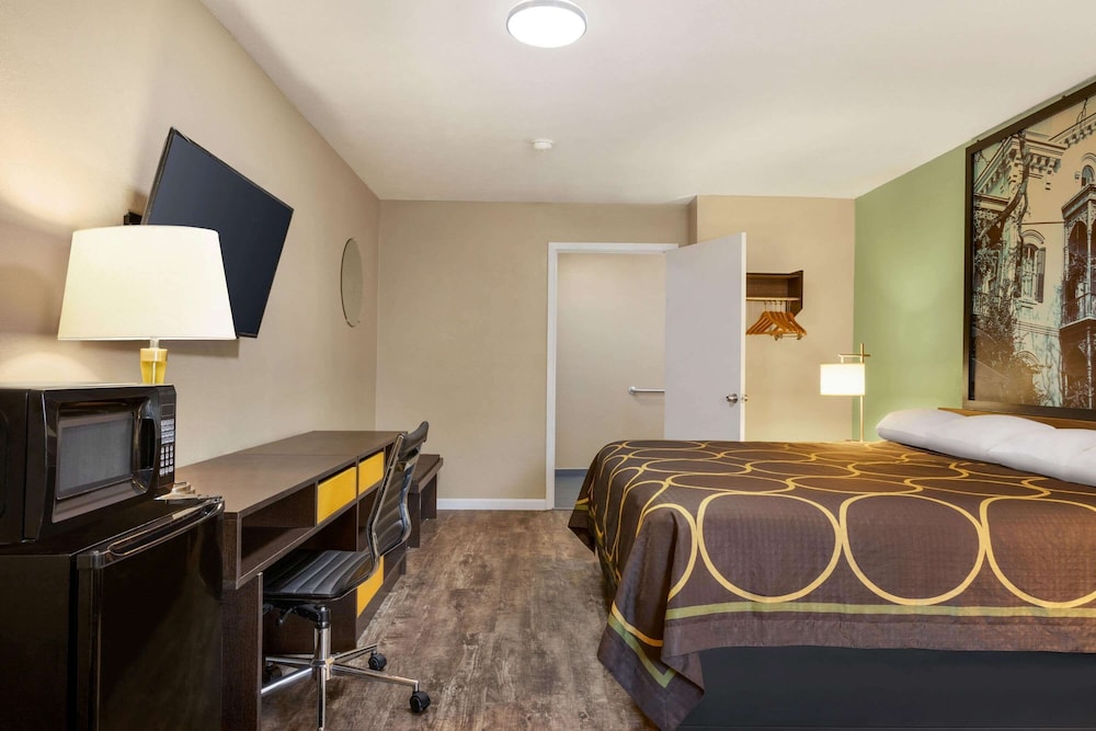 Super 8 By Wyndham Brookhaven 18/52