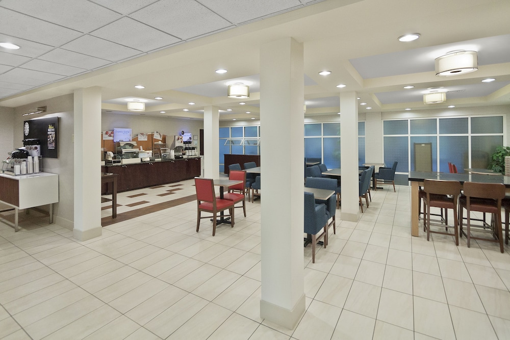 Holiday Inn Express Hotel Suites Concord 47/57