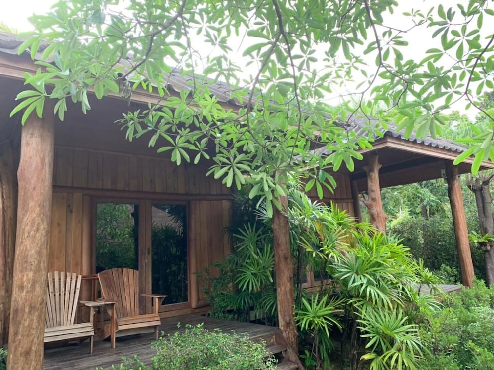 Thiw Son Beach Resort 10/70