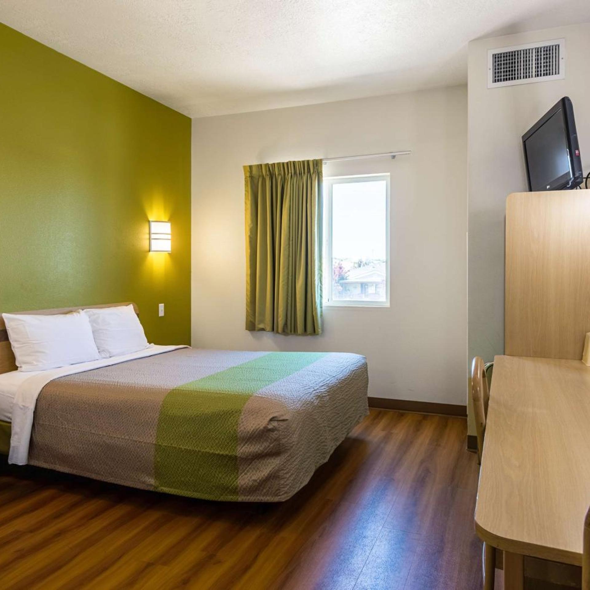 1 Queen Bed - ADA/RI Shower/Non-Smoking