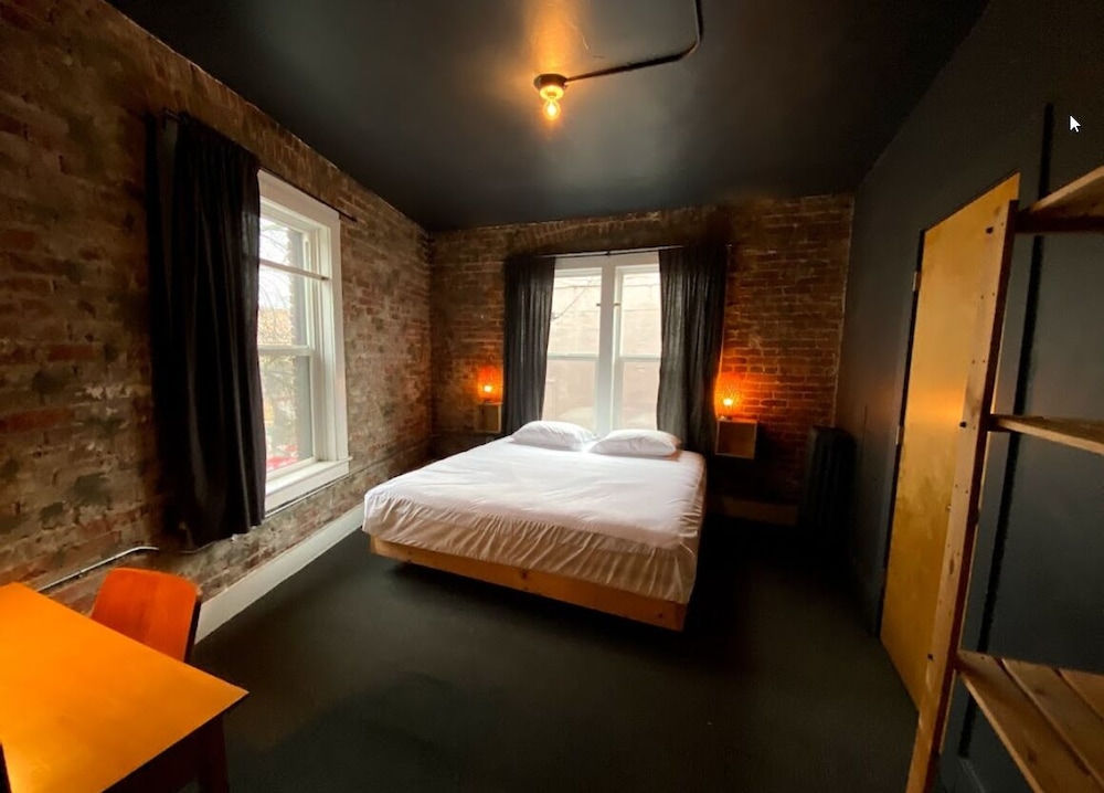 Hotel Hotel Hostel 7/18