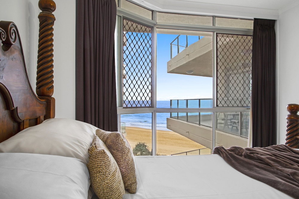 FORESHORE BEACHFRONT APARTMENTS 12/66
