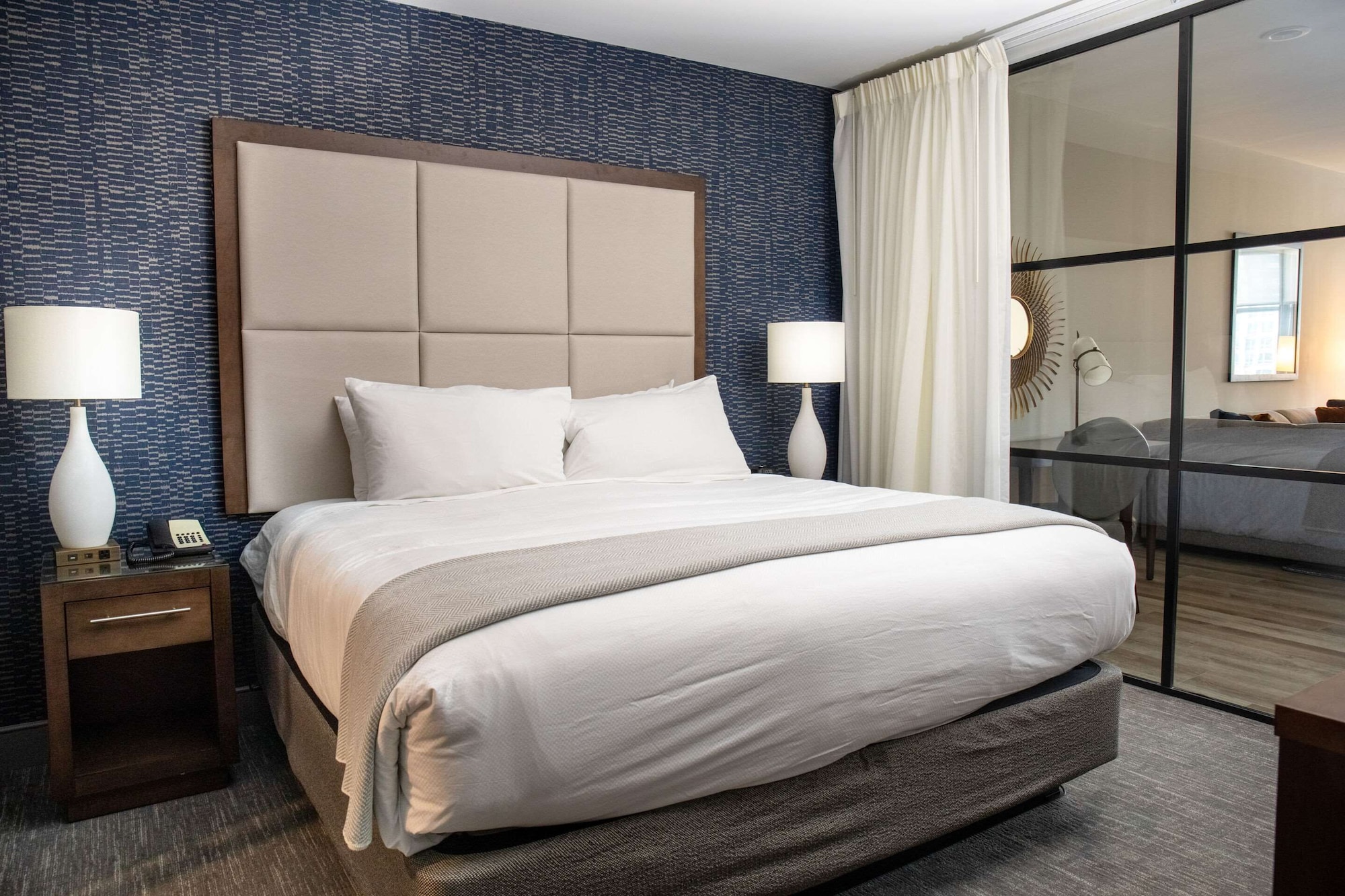 جناح ديلوكس بسرير كينج بإطلالة على المدينة مع أريكة، Haywood Park Hotel, Ascend Hotel Collection 3/8