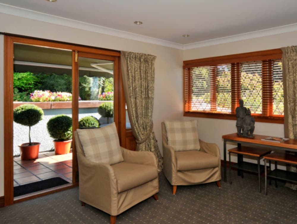 LAKE TAUPO LODGE 12/34
