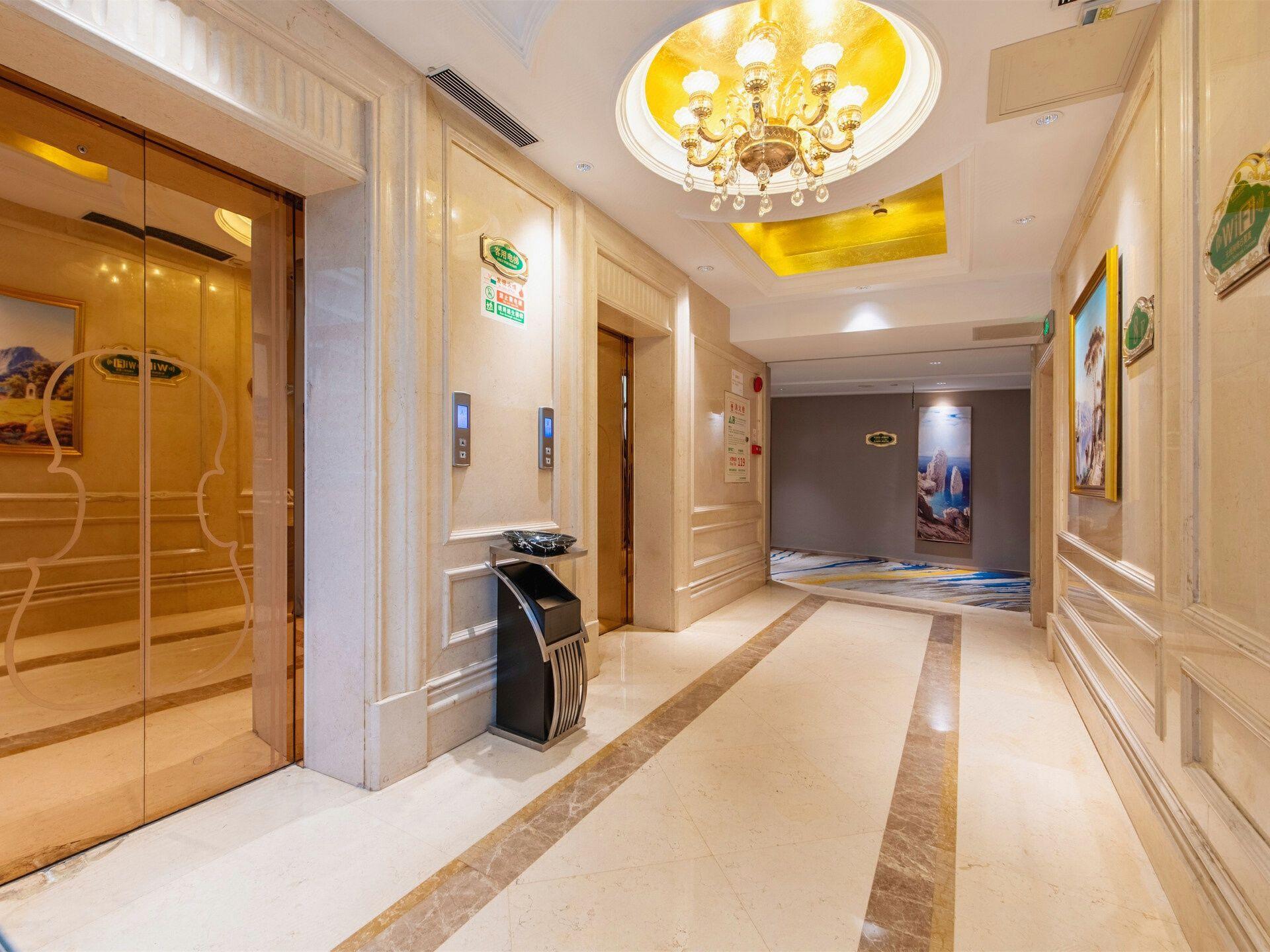 Vienna Hotel (Foshan Lingnan Mingzhu Stadium) 8/33