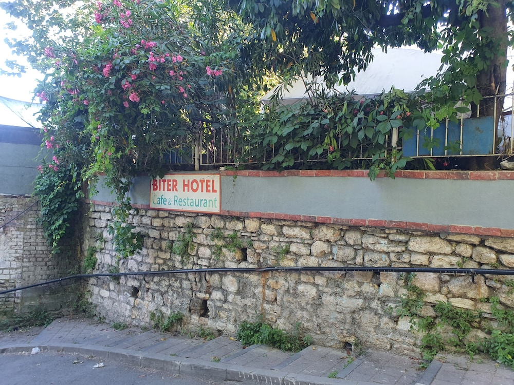 Biter Hotel 4/44