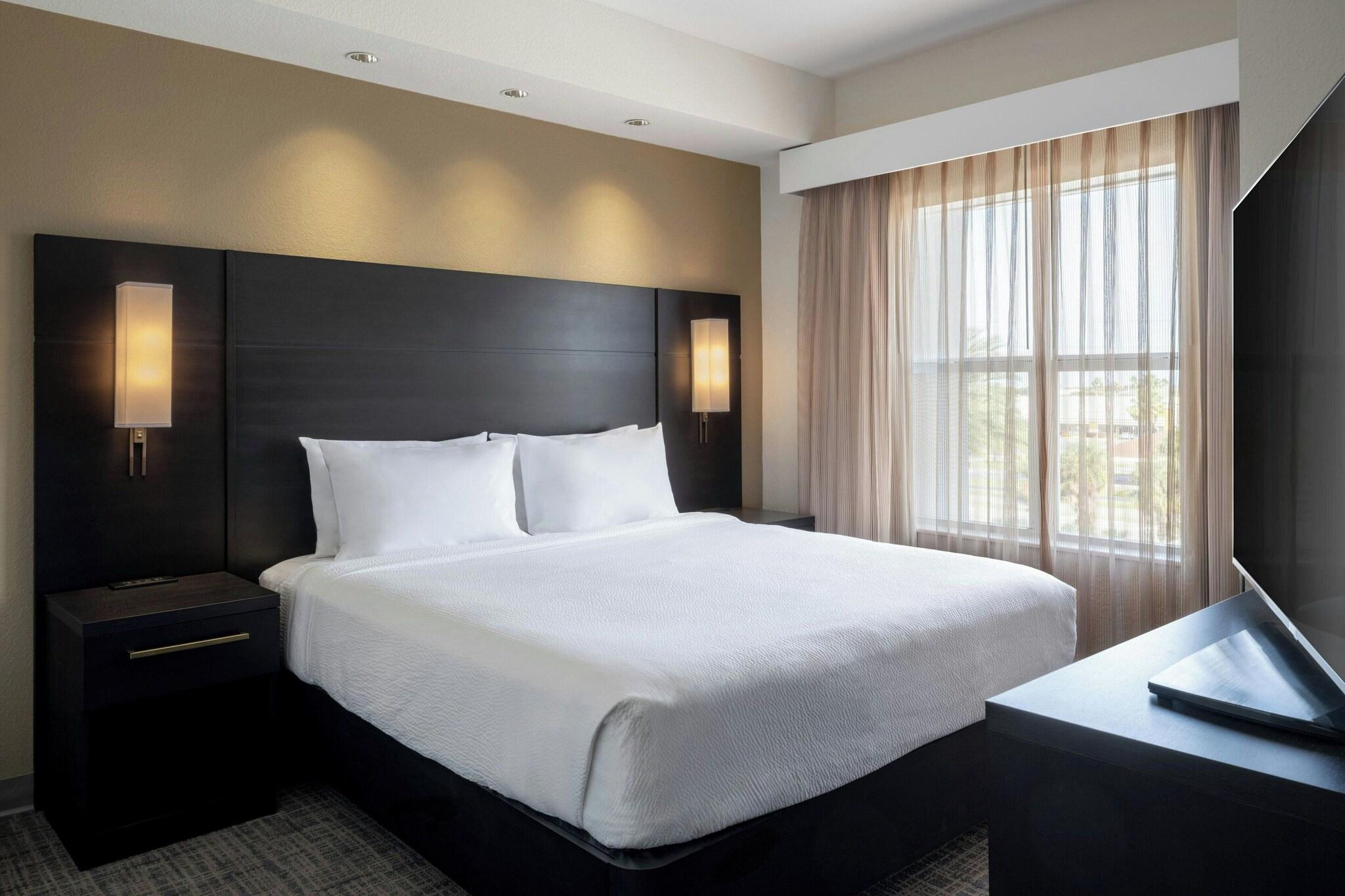 Studio, King Bed, Residence Inn Melbourne 2/5