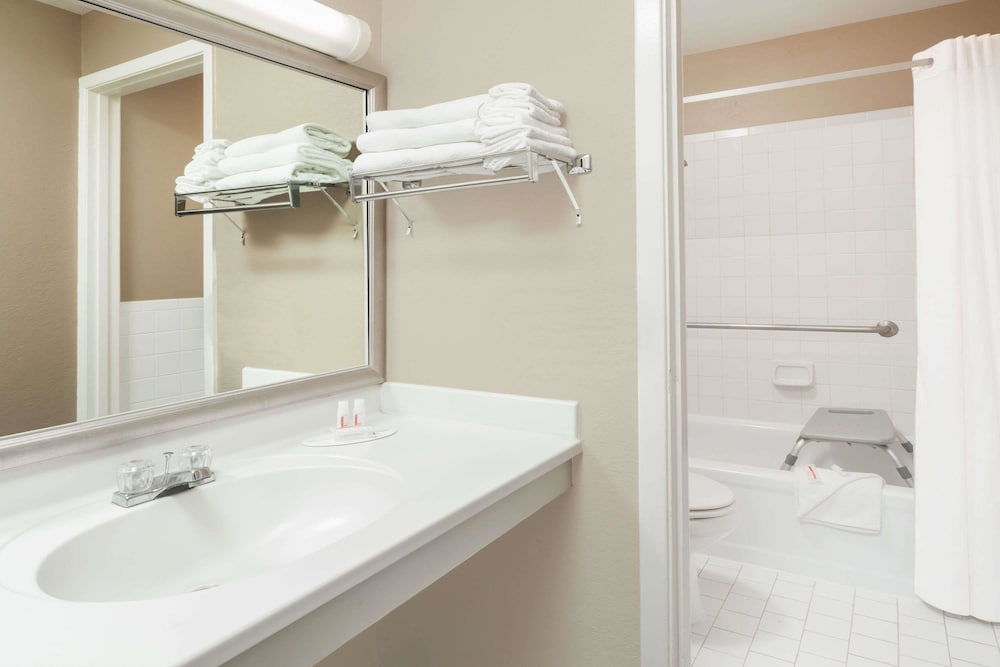 Econo Lodge Sonora, TX 57/60