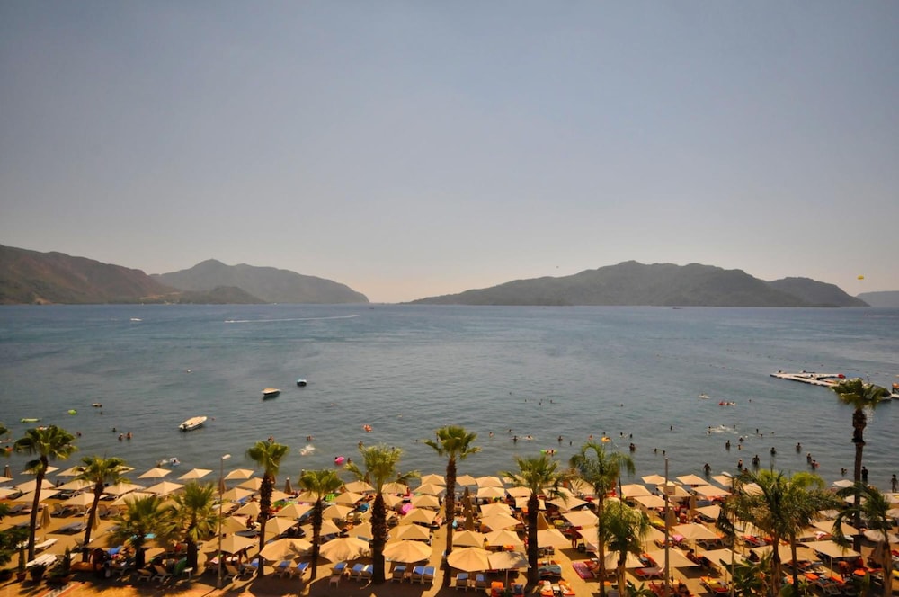 Maris Beach Hotel 23/29