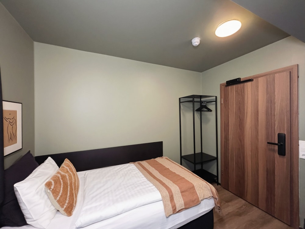 ROOM, SINGLE