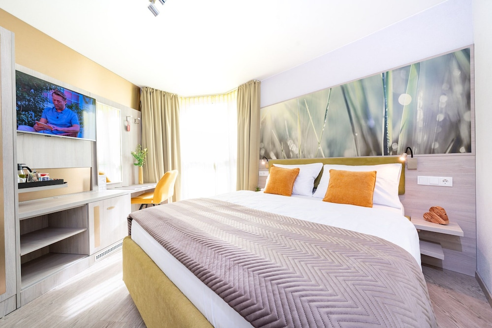 ROOM, QUEEN BED