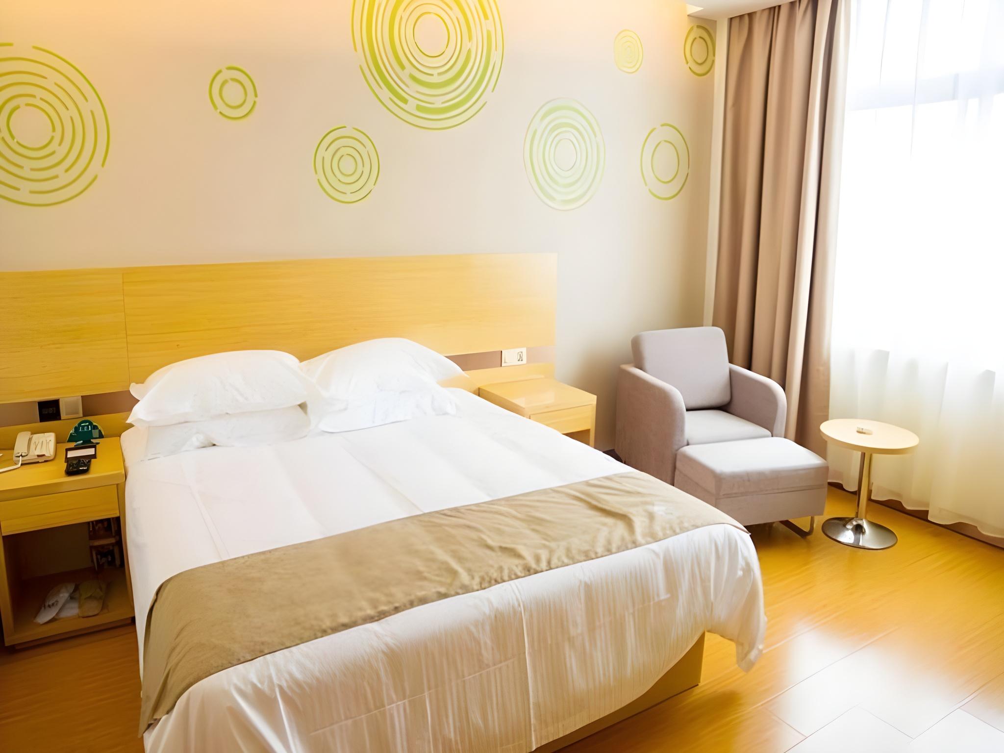 GUEST ROOM, DOUBLE BED, NO WINDOW