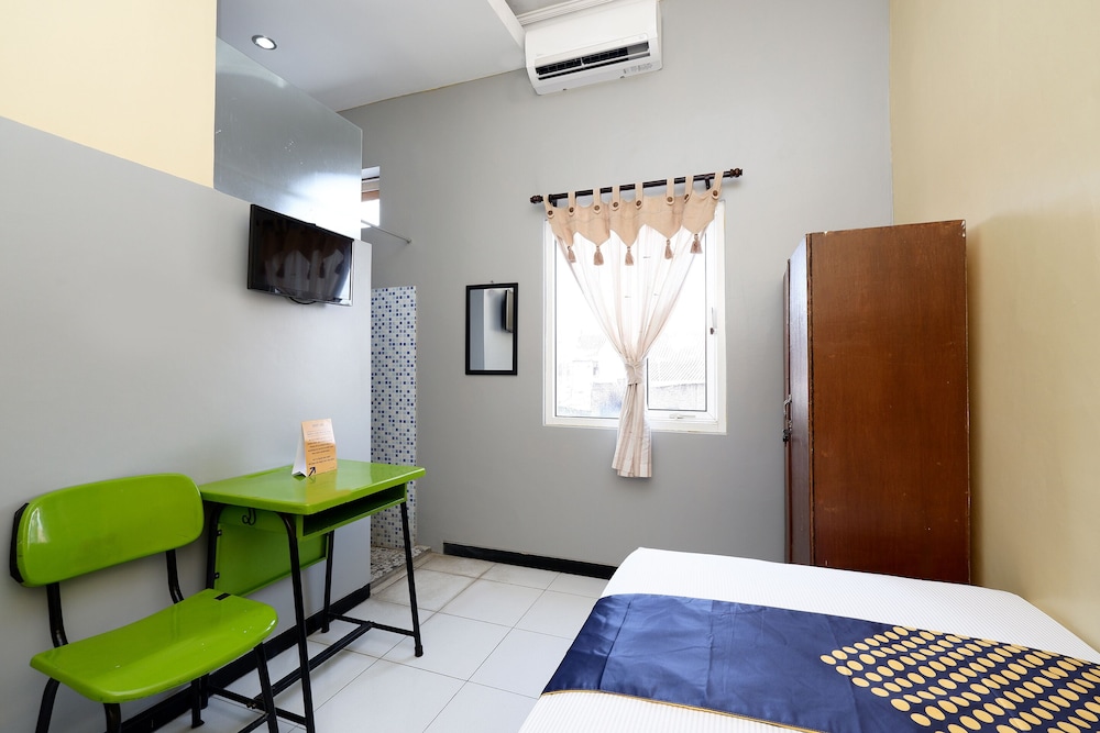 Hotel SUPER OYO 2209 Solo Point Guest House Syariah 24/31