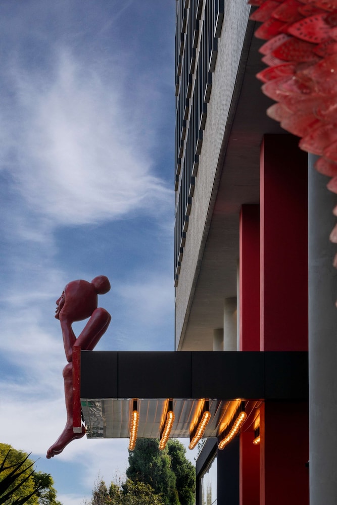 Radisson RED Hotel, Johannesburg Rosebank 71/75