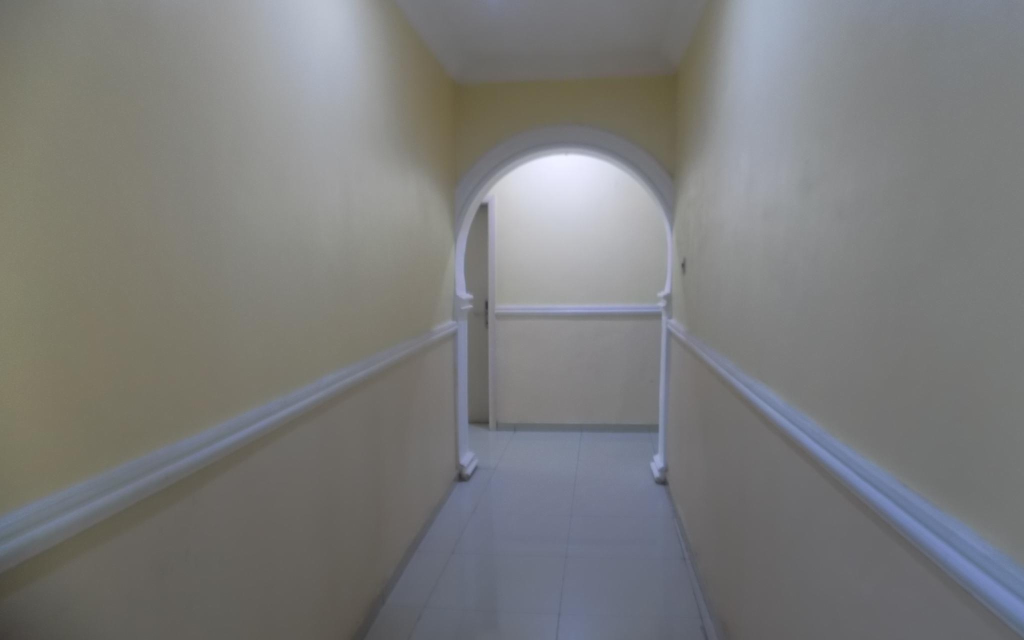 Moongate Hotel And Suites 4/6