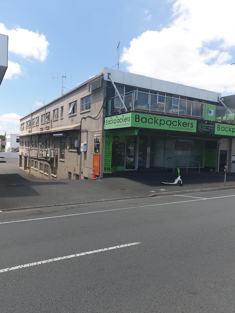 Backpackers Central Hamilton 32/34