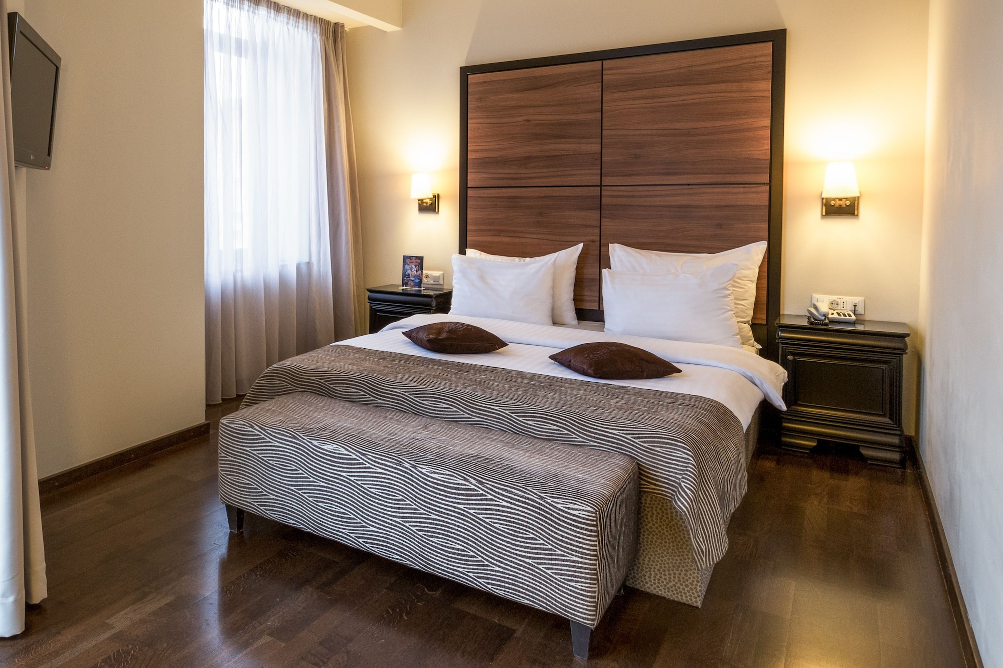 DELUXE, QUEEN BED