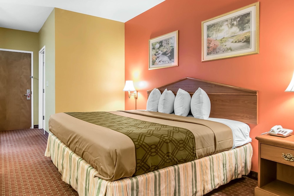 Econo Lodge Louisville Airport 18/40