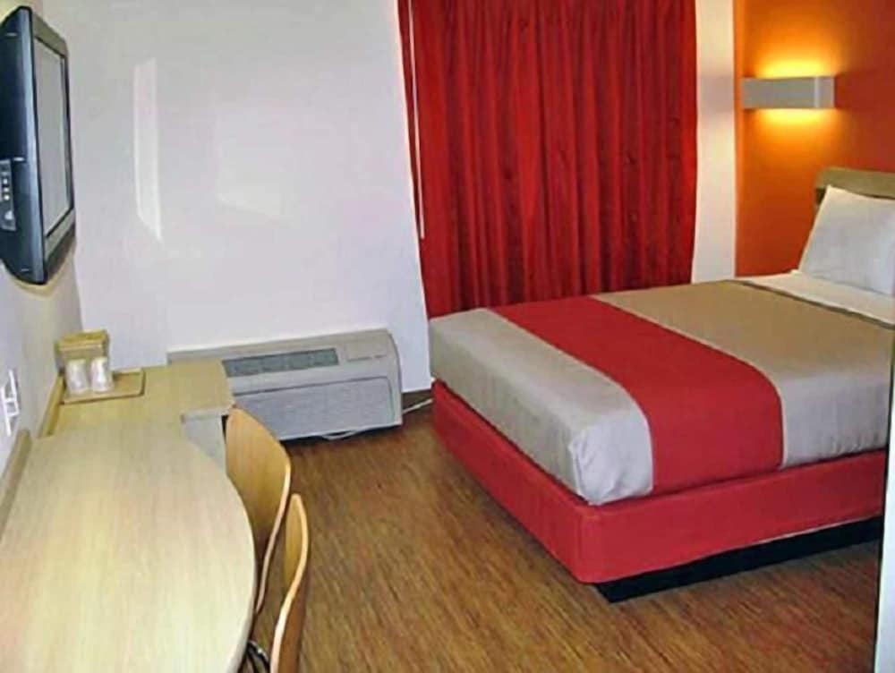 1 Queen Bed - Mob Acc RI Shwr Nsmk Micfridg، Motel6 Marble Falls, TX 5/9