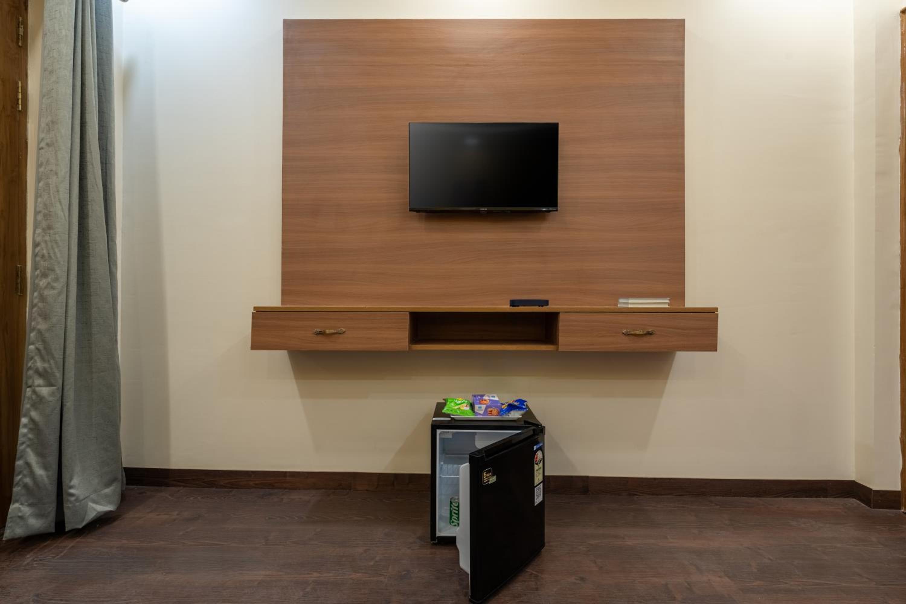 Lime Tree Hotel & One BHK Serviced Apartment Noida Grand Central Next to Sector 51 metro 20/25