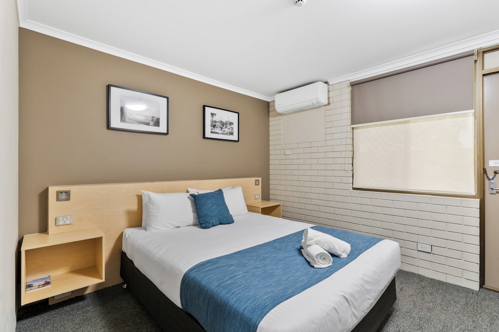 Morayfield Tavern Motel 4/28