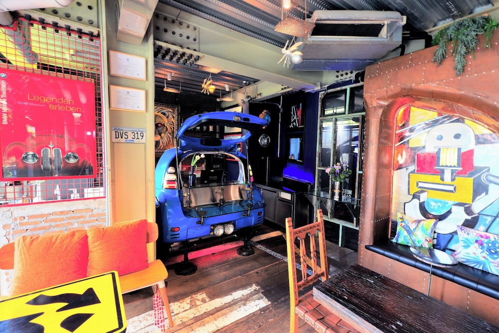 Mestyle Garage Hotel 81/86