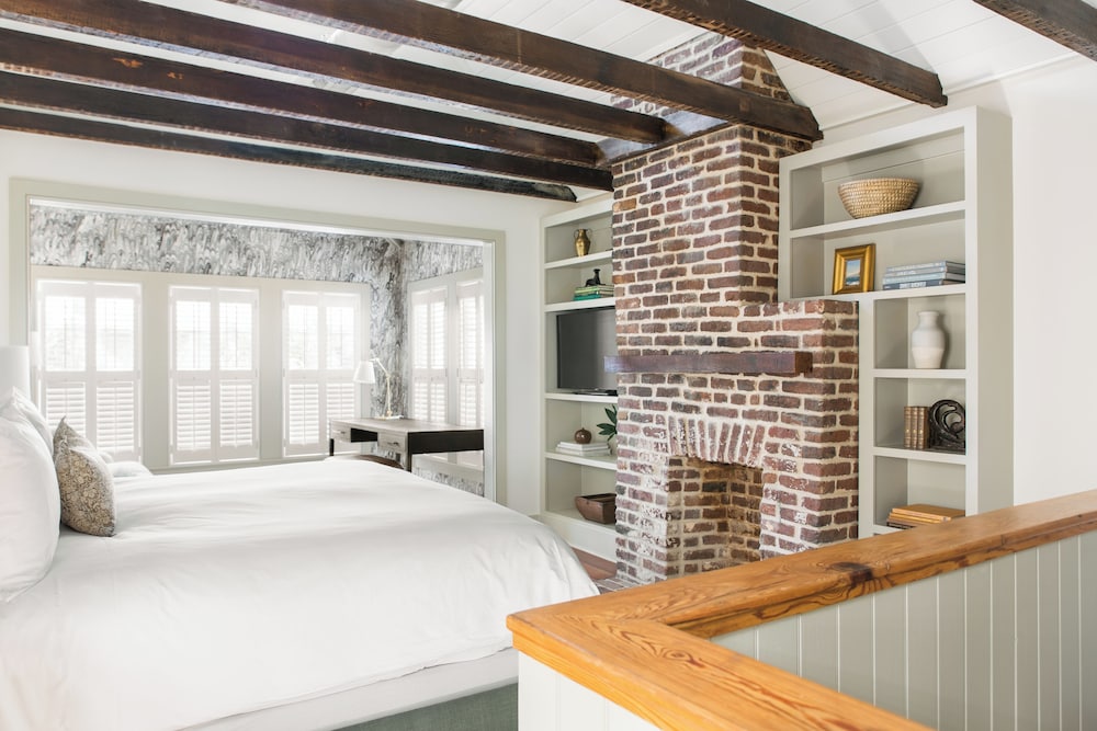 DELUXE, COTTAGE, SUITE, KING BED