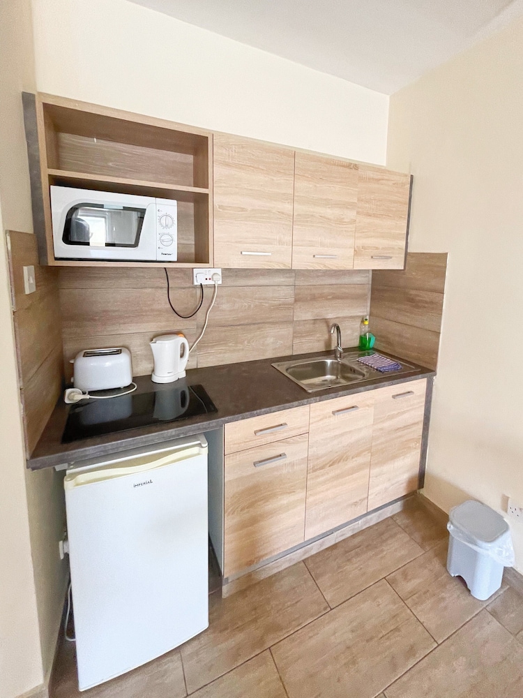 Antonis G Hotel Apartments 50/50