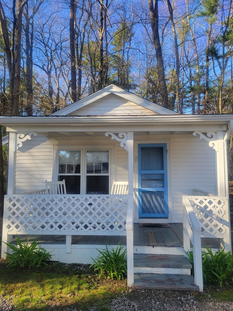 2 River Road Inn & Cottages 2/50