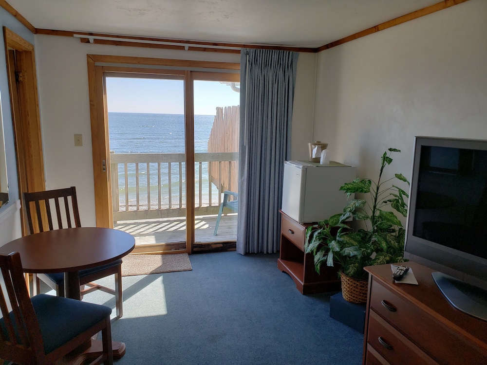 Algoma Beach Motel 25/35