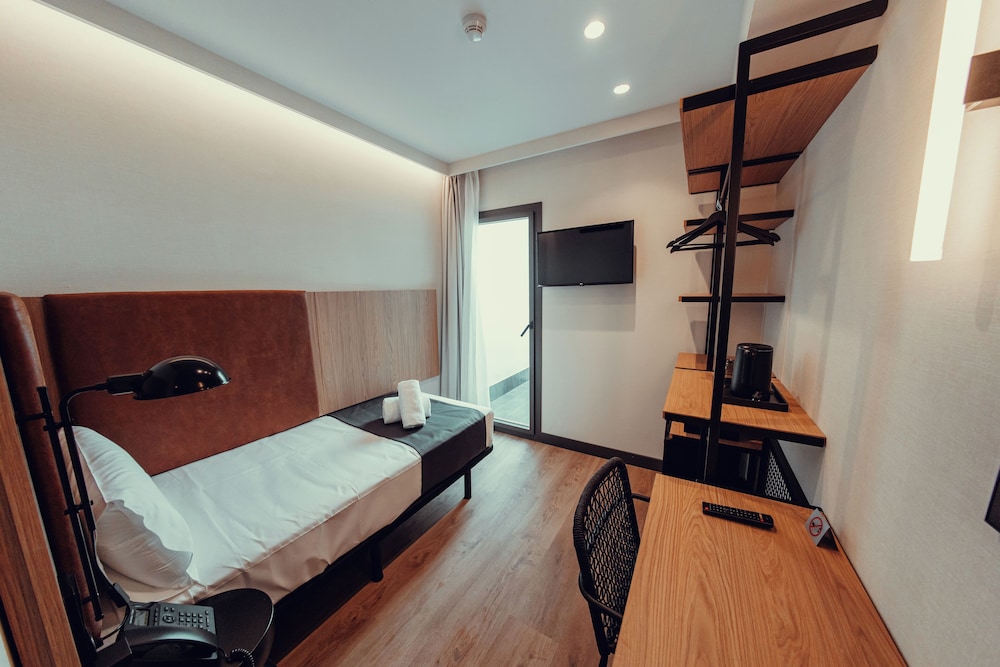 Transit Hotel 20/50