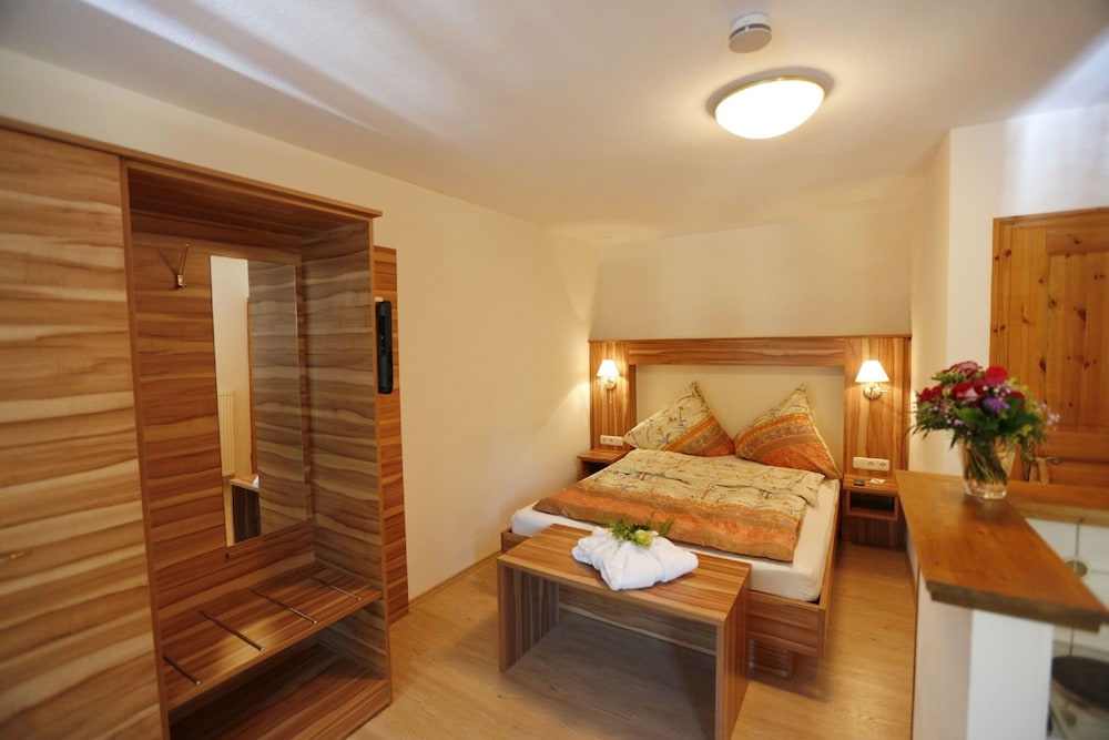 Junior Suite, Queen Bed, Garden View, Balcony