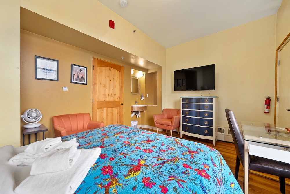 Qupqugiaq Inn 32/61