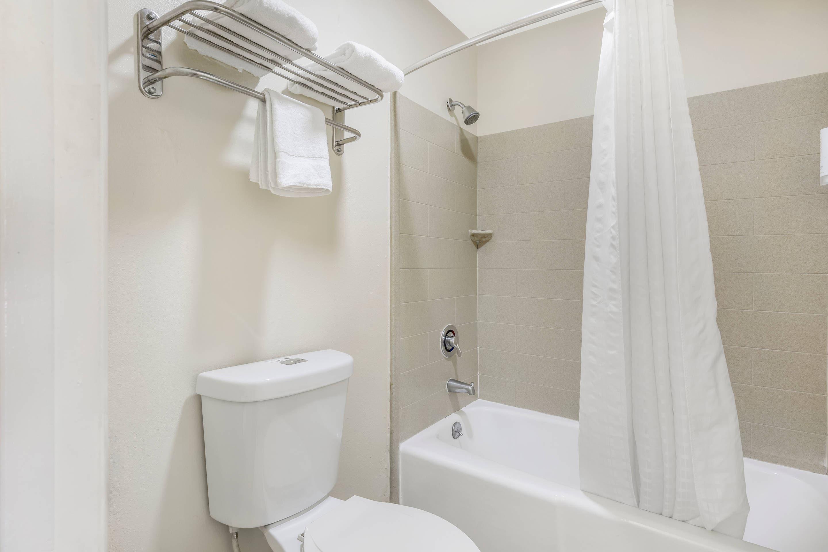 Room, King Bed, Econo Lodge Research Triangle Park 5/6
