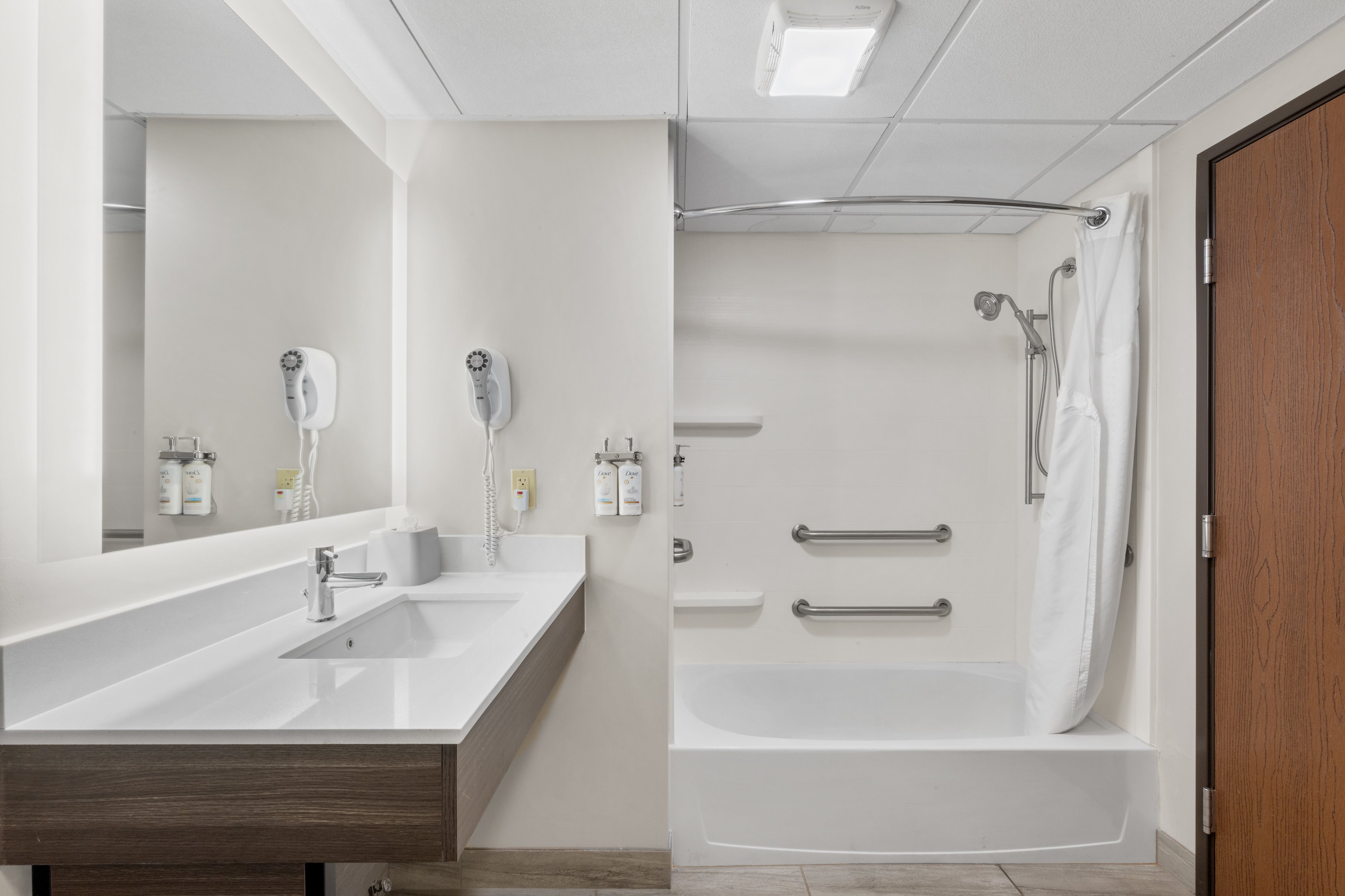 Holiday Inn Express Newington 50/50