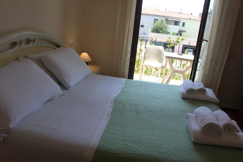 Room, Triple, 1 Double and 1 Single Bed, External Bathroom