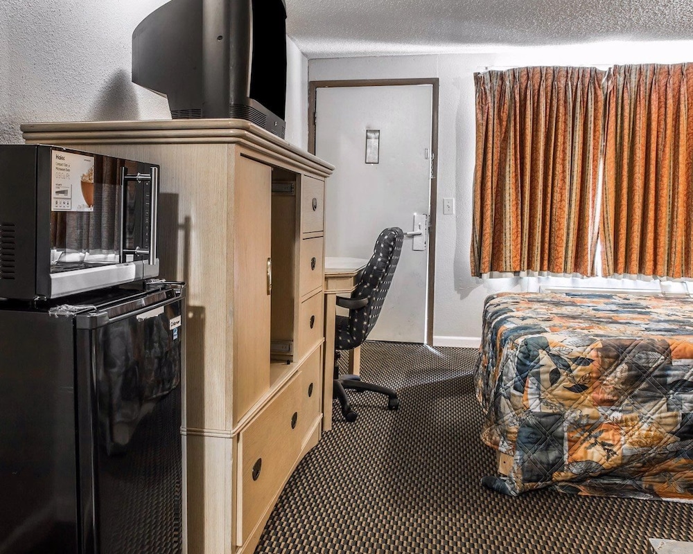 FairBridge Inn Express Battle Creek 18/24