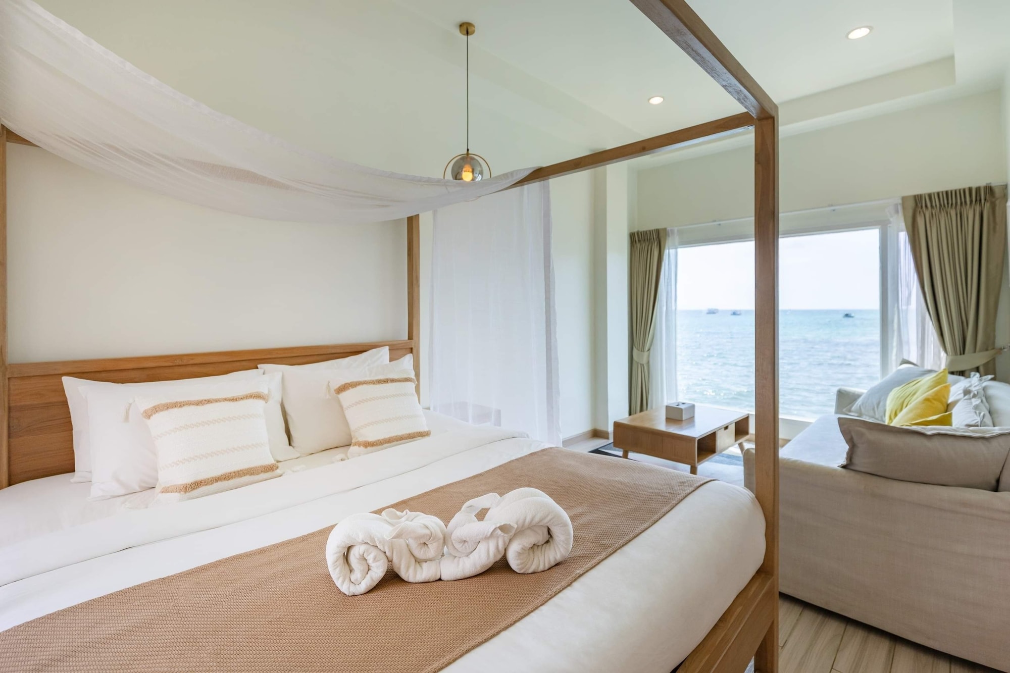 غرفة بسرير كينج مع أريكة
